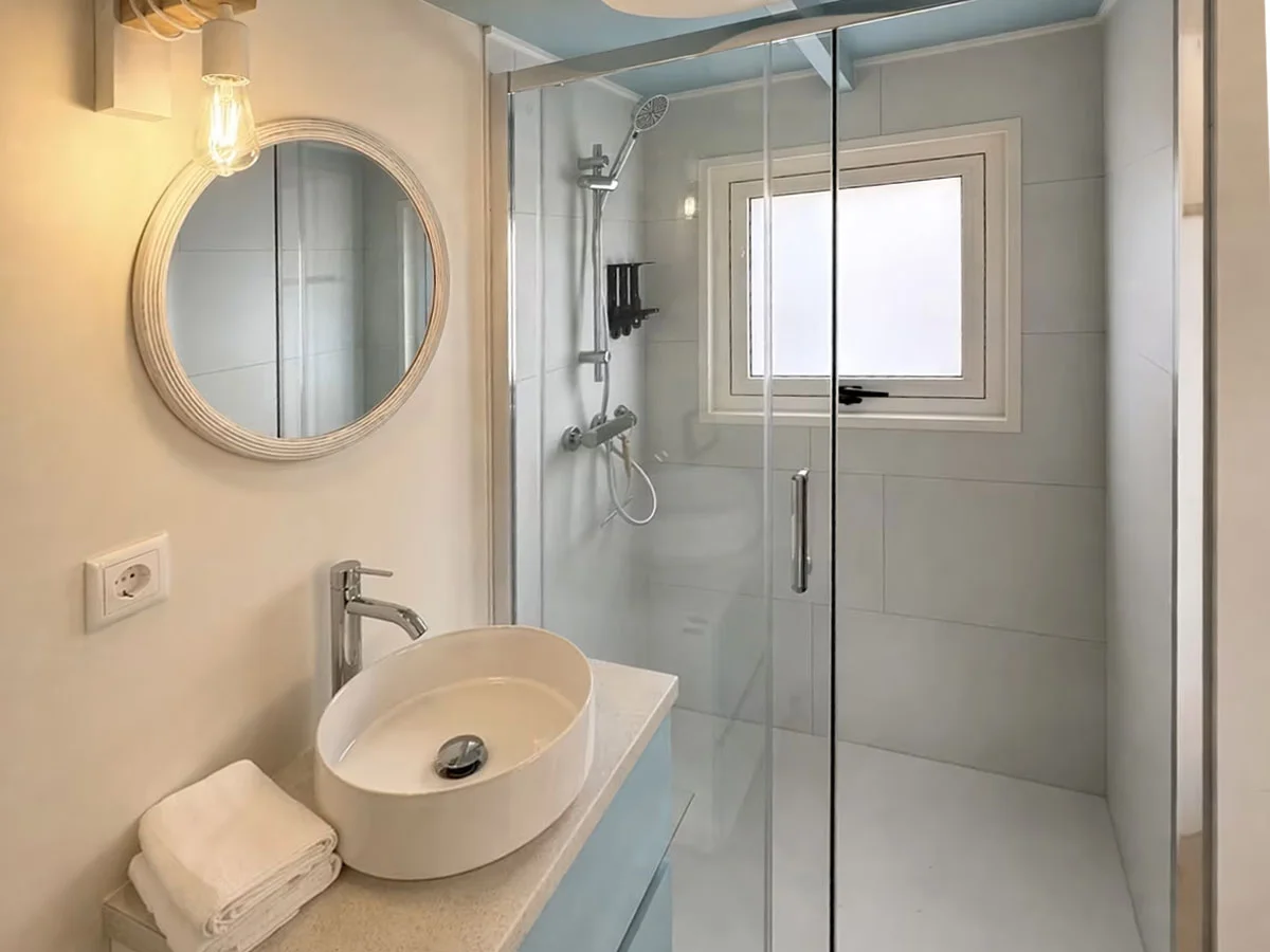 tiny-escape-greece-bathroom
